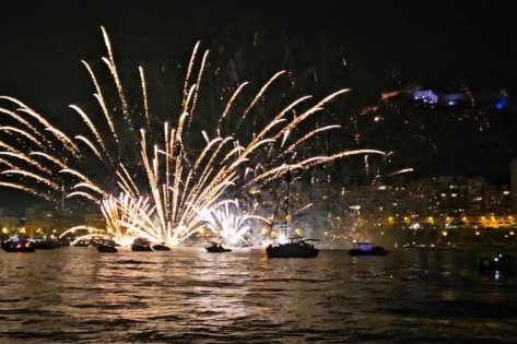 Fuegos artificiles desde el mar - Hogueras de San Juan en Alicante