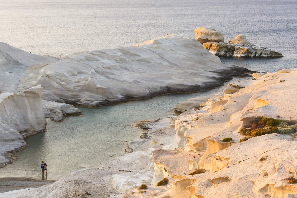 Descubre la belleza de las Cícladas en un catamarán