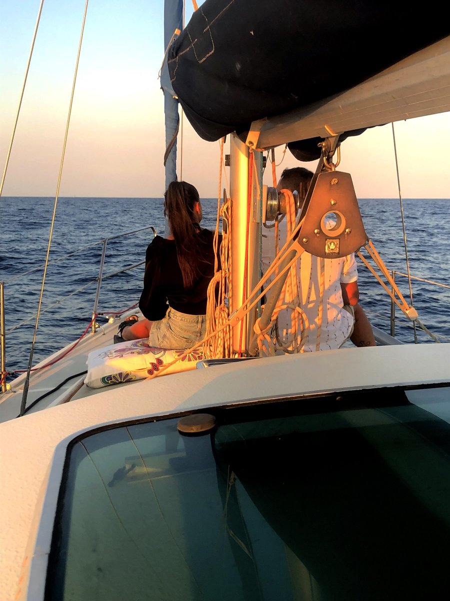 Una aventura de 2 horas en velero por Barcelona con pizza y bebida