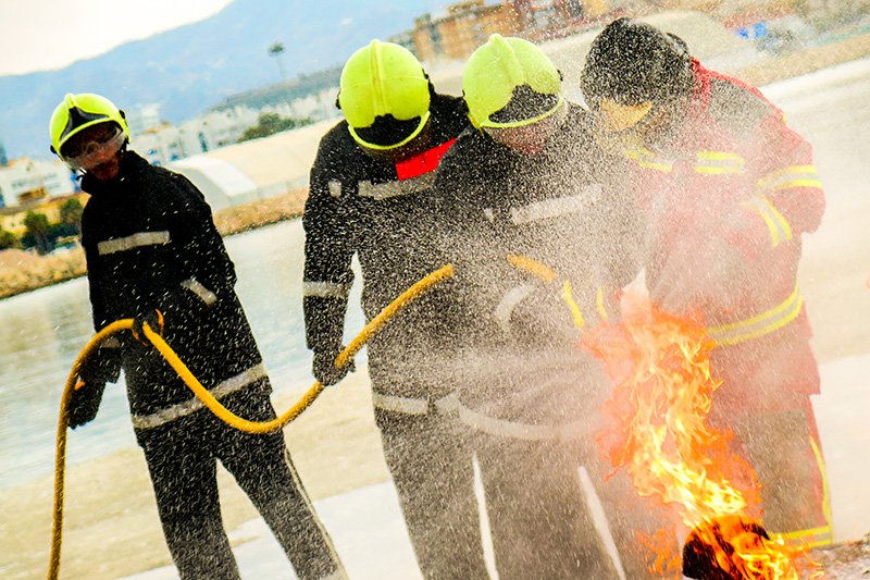 Corso di navigazione e lotta contro gli incendi in barca