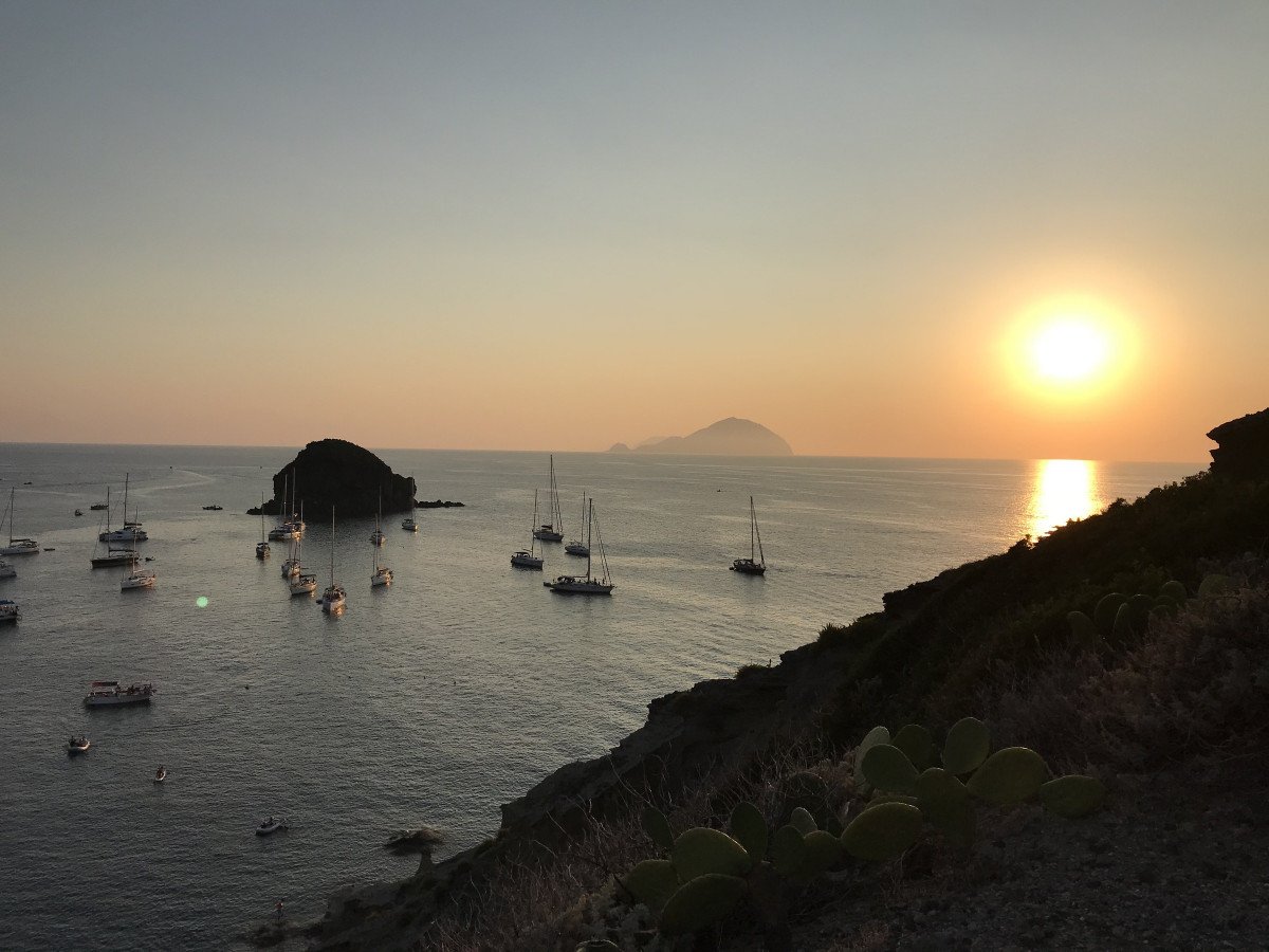 Salpa alla scoperta delle Isole Eolie con una crociera settimanale in barca a vela