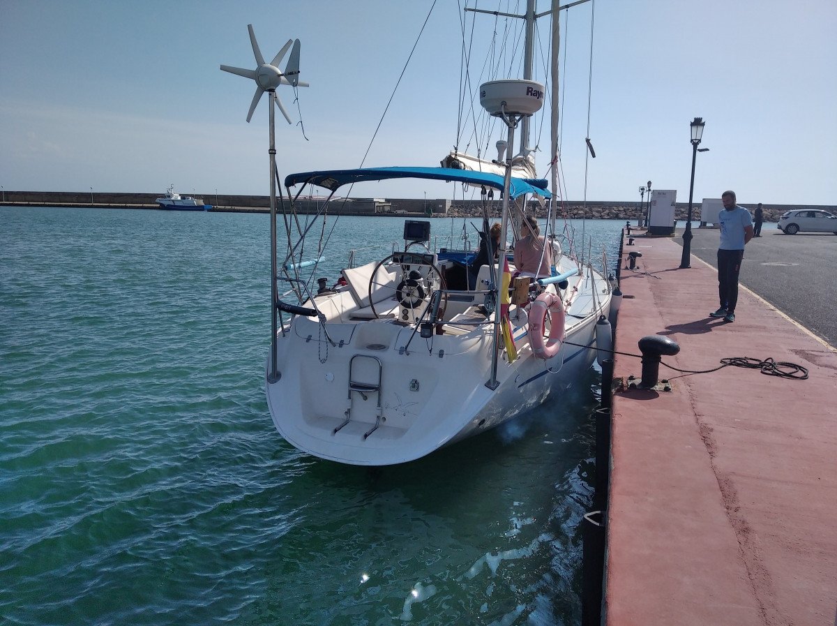 Genießen Sie den Panoramablick auf den Yachthafen von Almerimar auf einem Segelboot.
