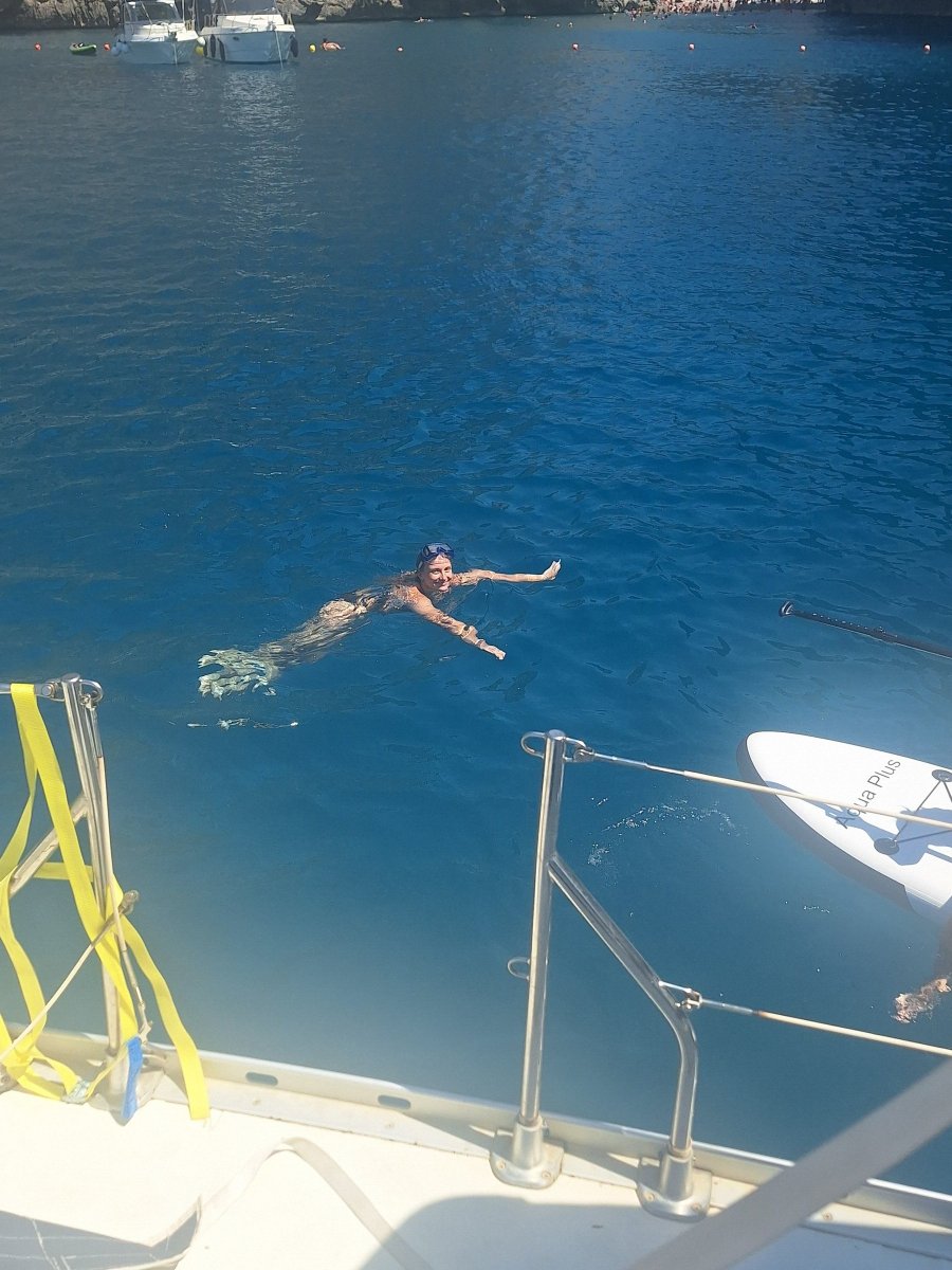 Sehen Sie die Küste von Menorca vom Meer aus