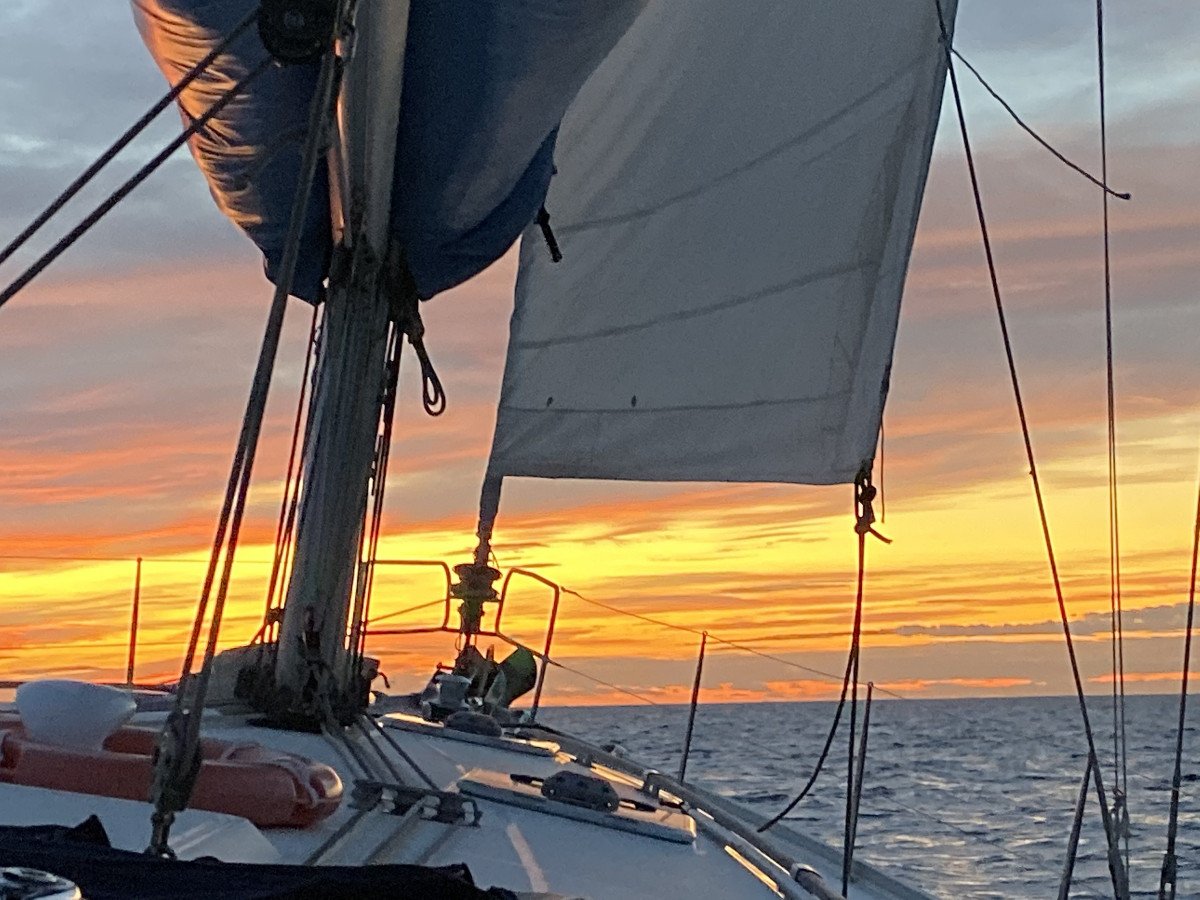 Genießen Sie die atemberaubende Küstenlandschaft während Ihrer Segelreise