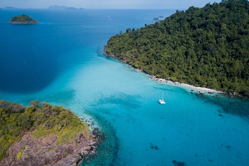 Barca che naviga nelle acque di Koh Chang