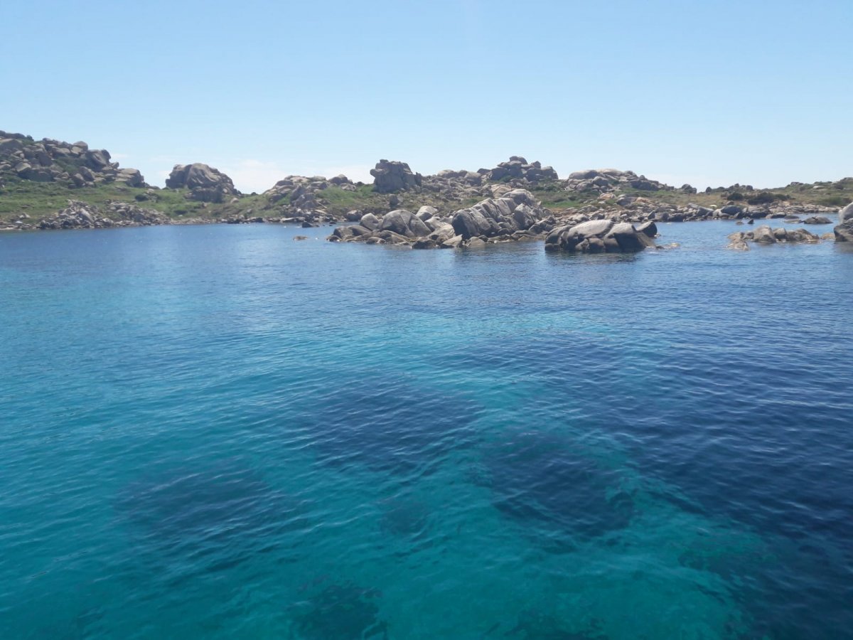 Barco de vela en el mar Tirreno hacia las islas de Elba y Giannutri