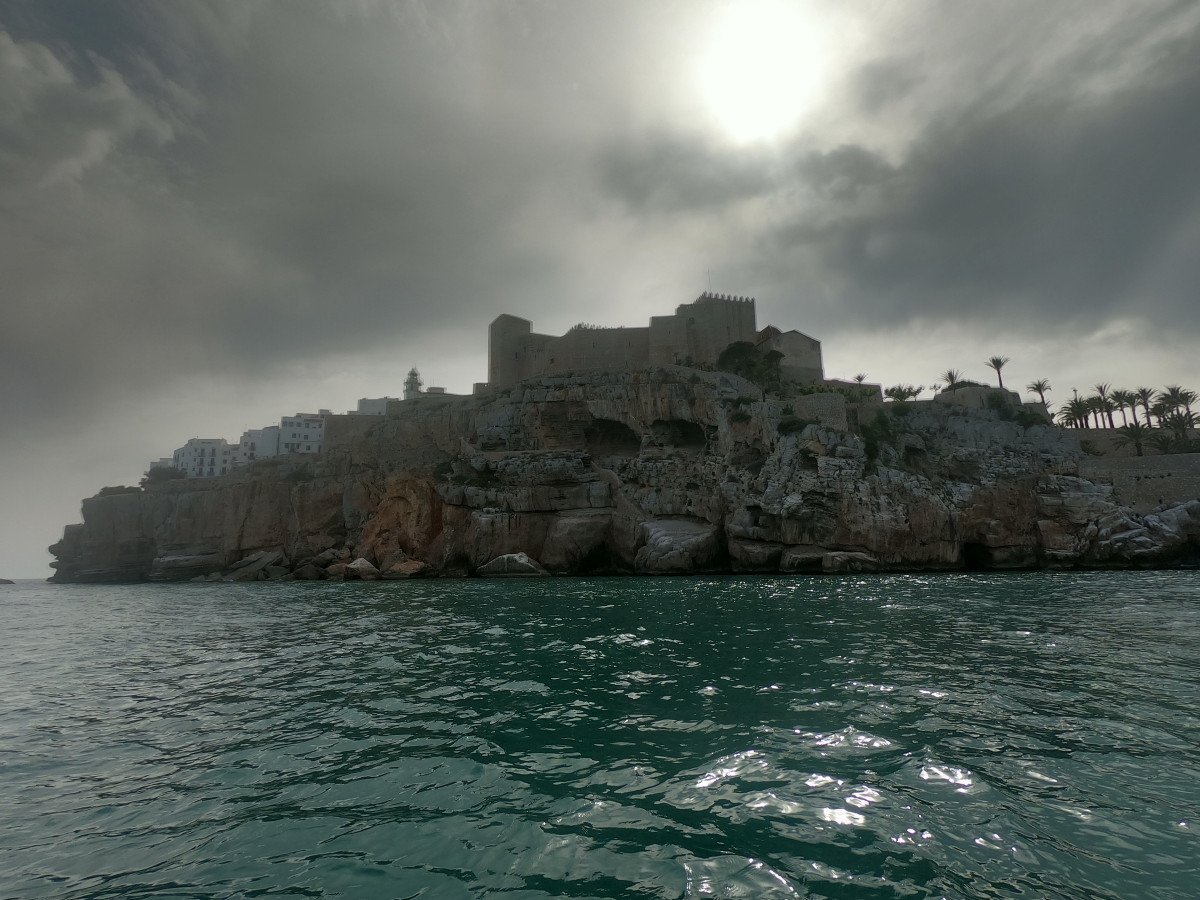 Segeln entlang der Küste von Peñíscola