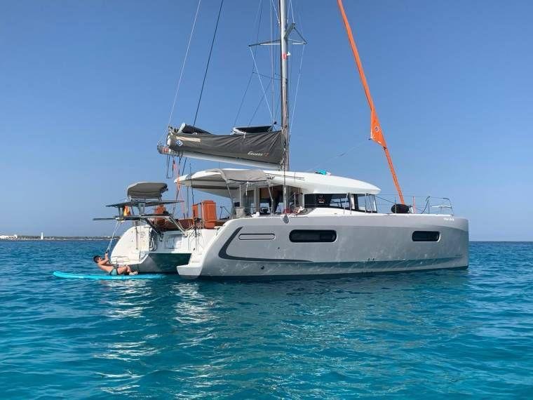 Navegando en catamarán en el paraíso