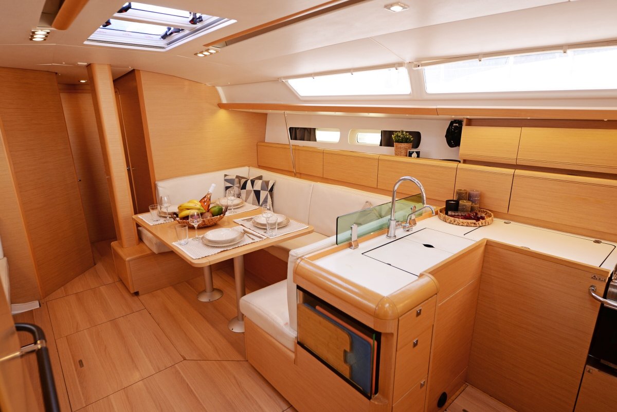 Sailboat - Jeanneau - 13.7 meters