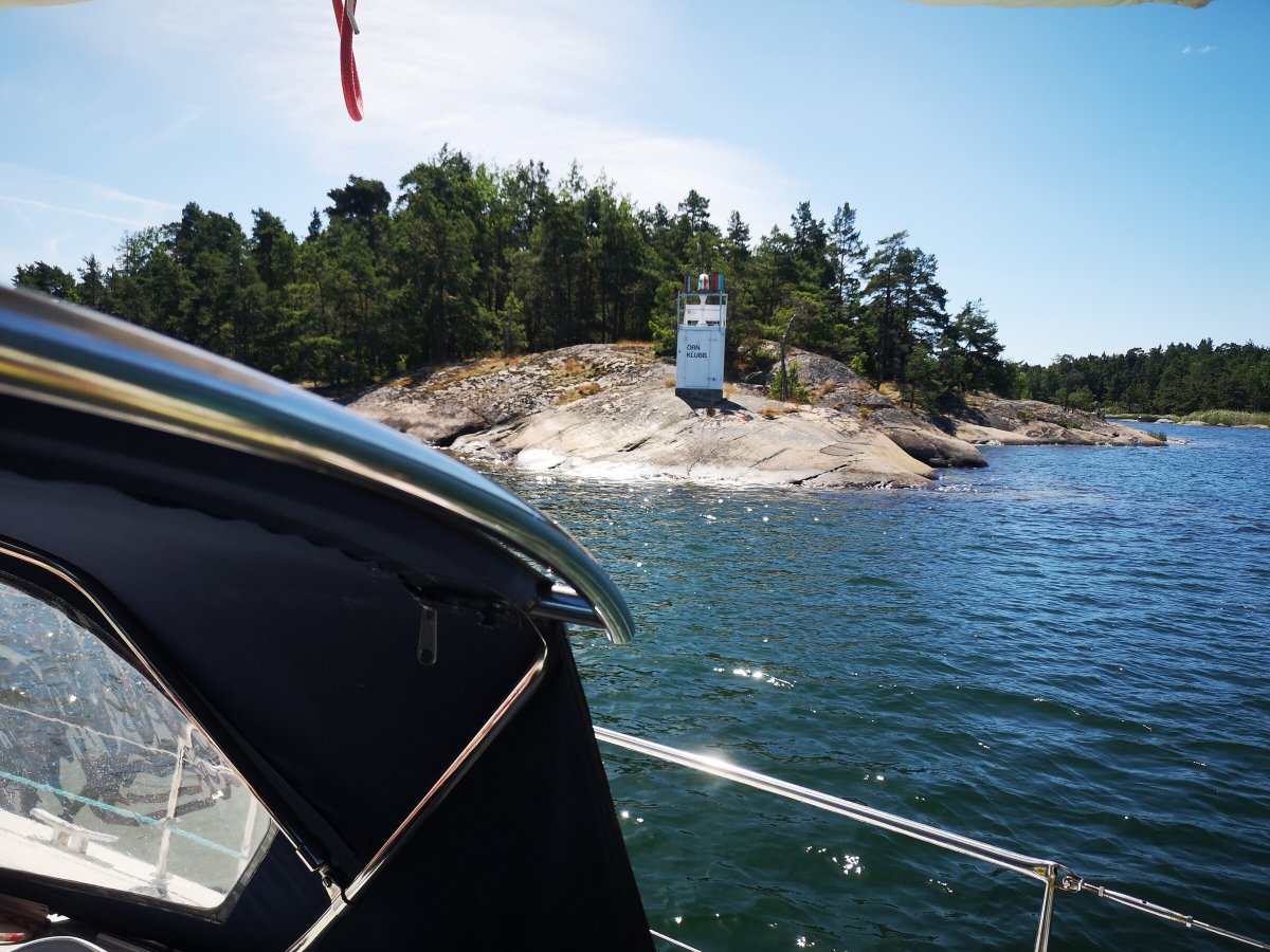 Verkostung von regionalen Weinen in den norwegischen Fjorden, während einer Bootsfahrt