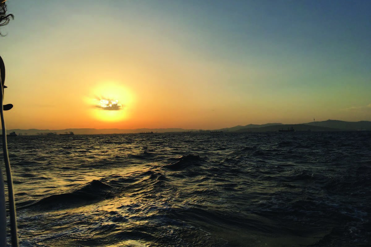 Naviga nel Mar Mediterraneo