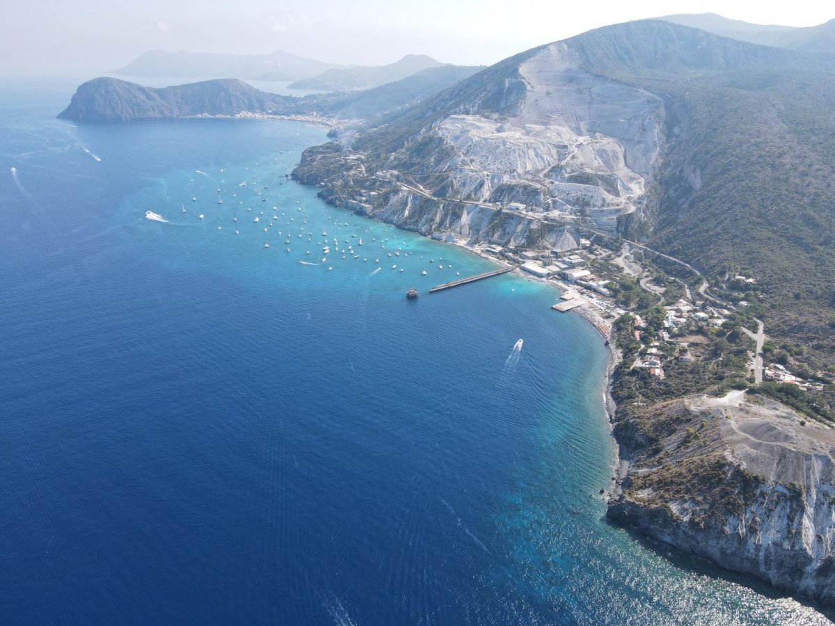 Weekly cruises to the Aeolian Islands on a sailboat