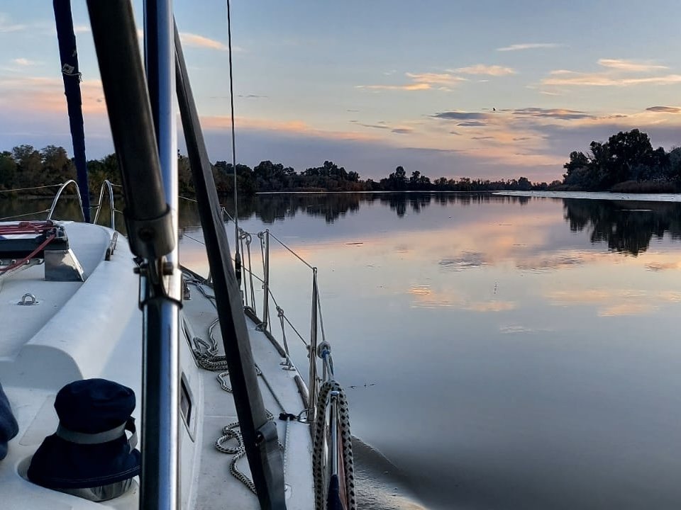 Segelboote in Sevilla zum Lernen des Segelns