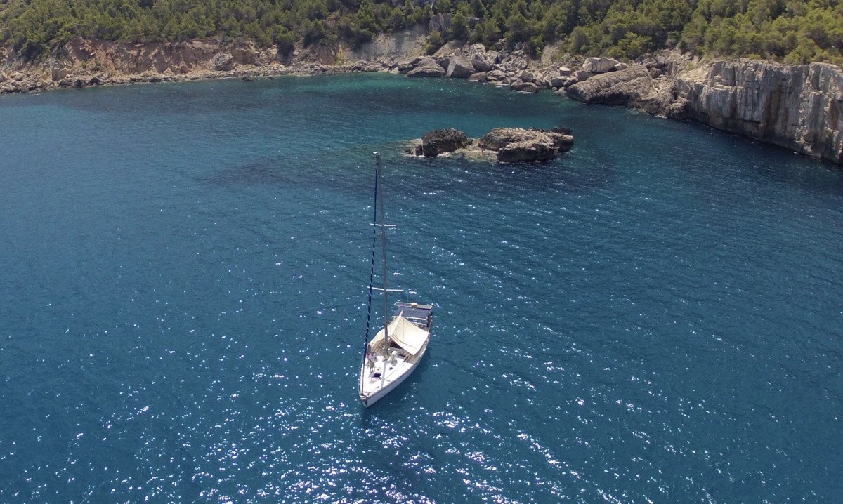 Disfruta de la belleza del mar en un viaje en barco