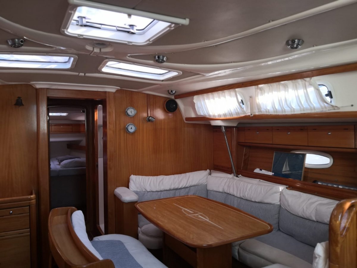 sailboat-rental-with-patron