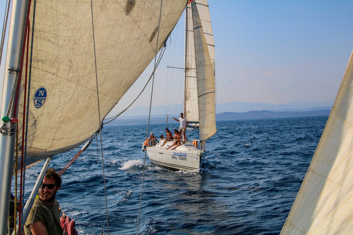 Excursión en barco y aprendizaje de navegación en Maddalena