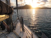 Schiffe, die durch die griechischen Gewässer segeln