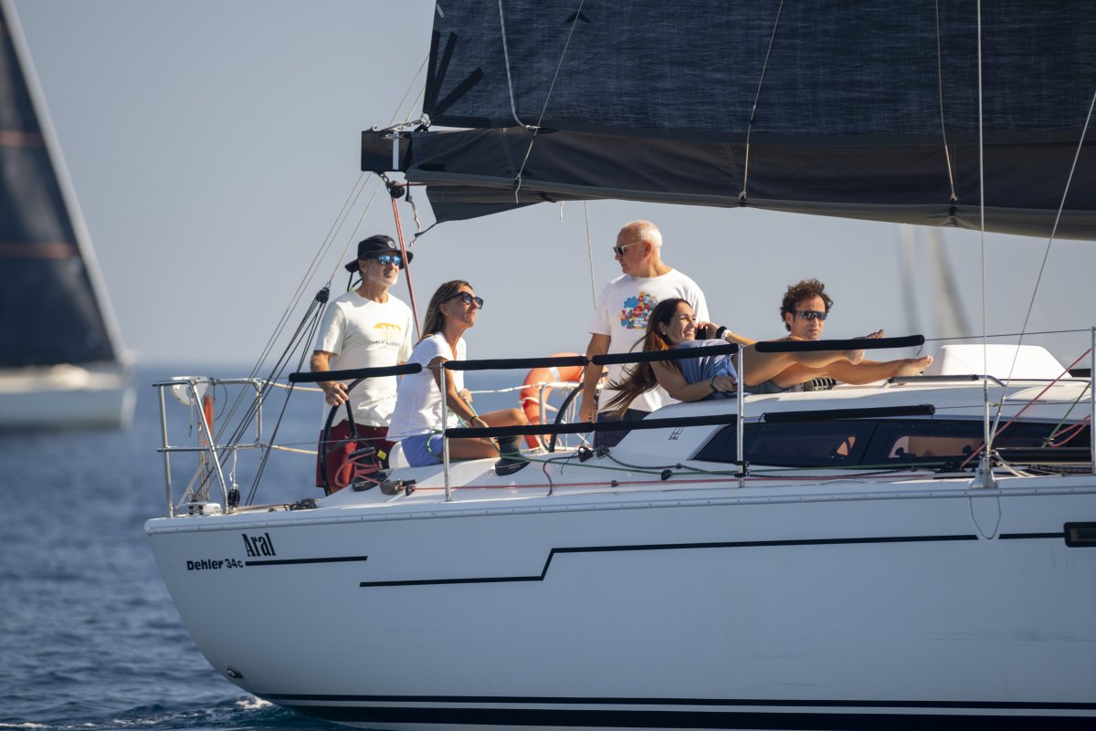 Segelübungen an der Küste von Menorca