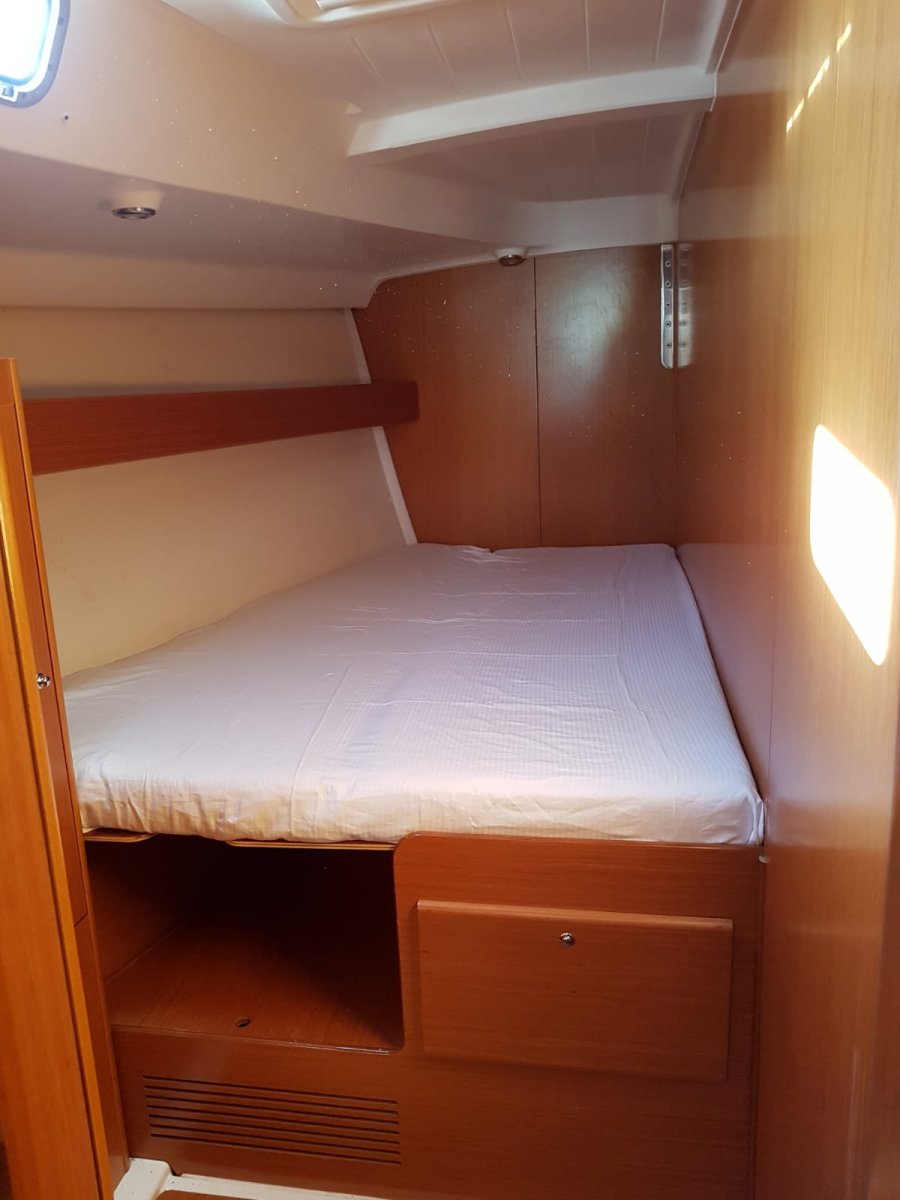 Learn to navigate on a sailing boat