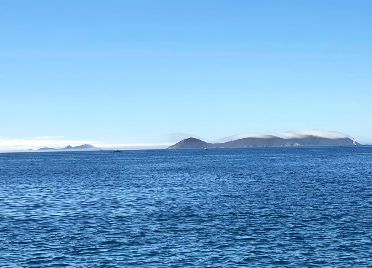 Discover Cíes Islands by sailboat with concert and full board