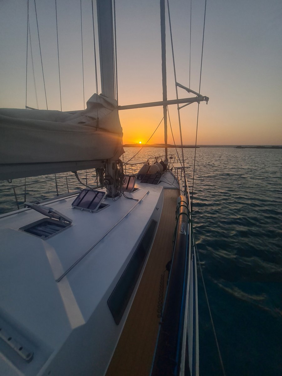 Barche turistiche che navigano nel Mediterraneo