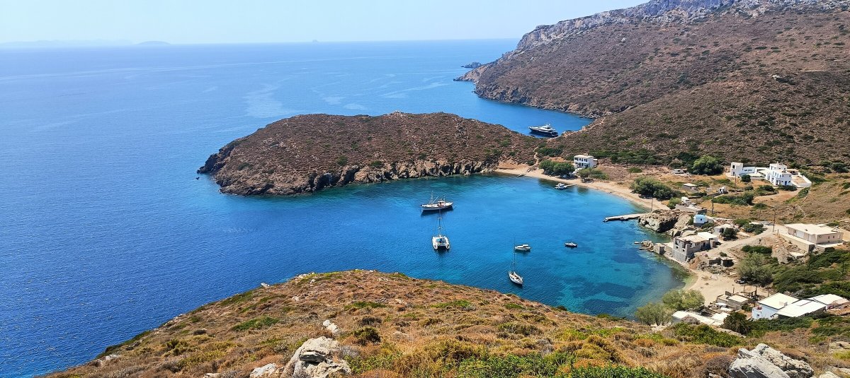 Barco de lujo navegando entre las islas Cícladas