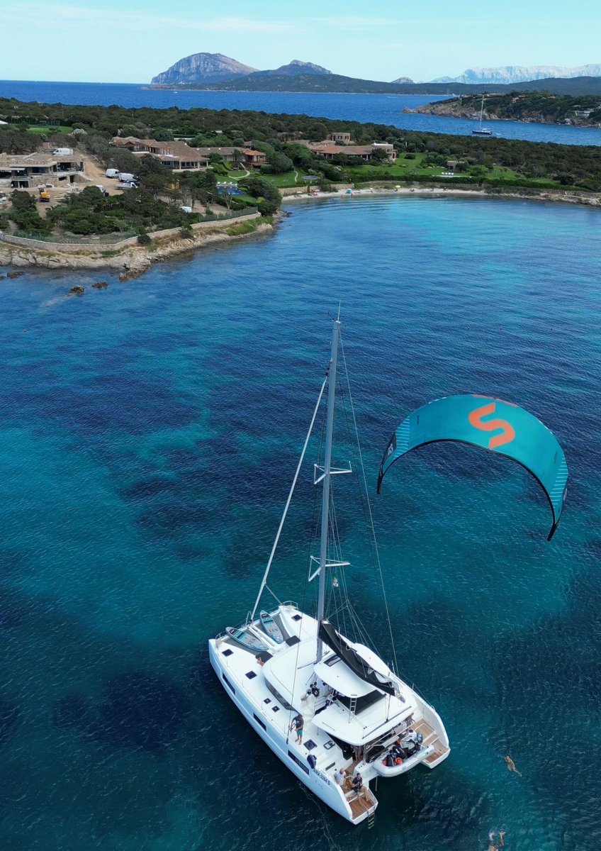 Viaje en catamarán con vistas panorámicas de Cerdeña