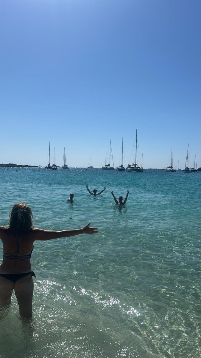 Barche classiche che navigano nelle acque della Sardegna