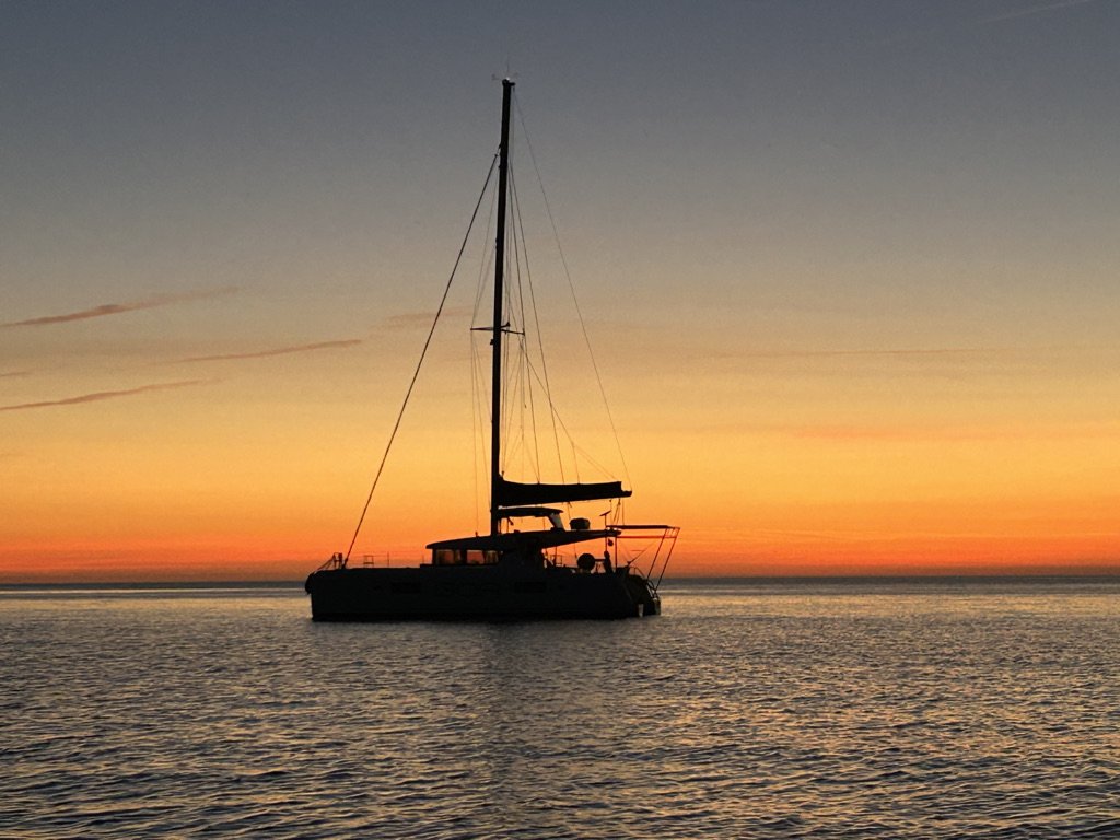 Naviga in catamarano dalle Azzorre a Cadice.