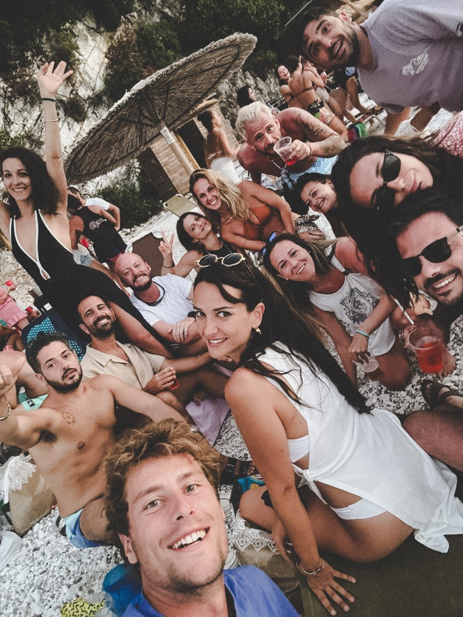 Viaje en catamaran por las hermosas costas de Ibiza.