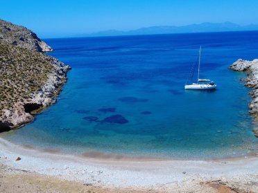De Ática a Mykonos en barco, con patrón y cocina a bordo