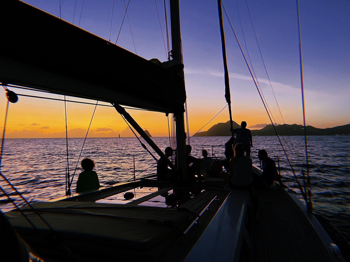 Aprende a navegar en el mar abierto con nuestros instructores