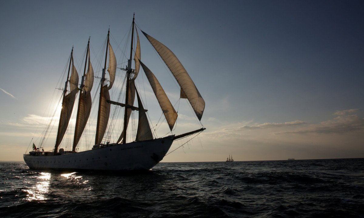 Segeln an der Algarve-Küste auf einem großen Schiff