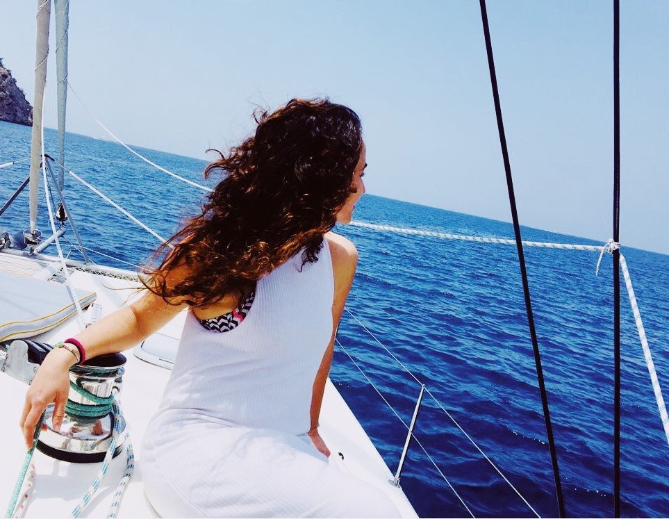Experiencia de yoga y navegación en catamarán por Mallorca