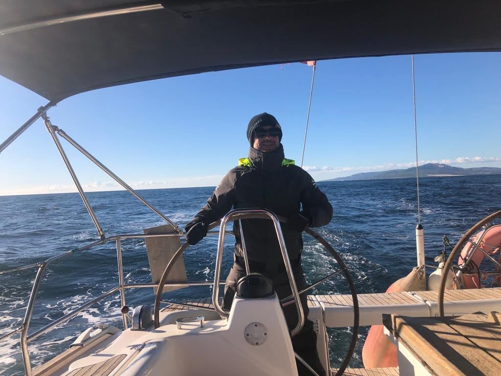 Velero en el mar abierto