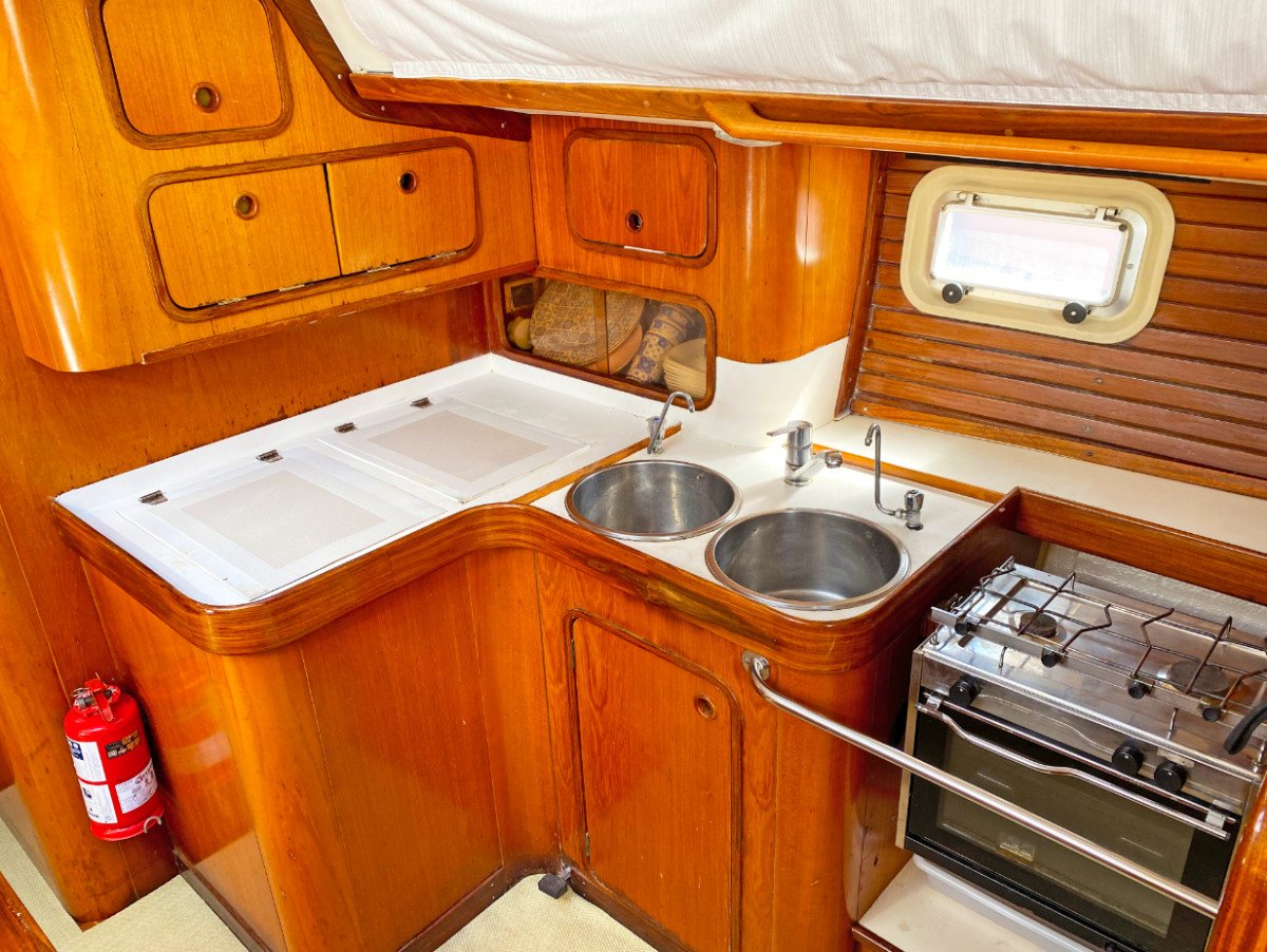 Disfruta de la belleza natural del Mediterráneo en un crucero a bordo de un barco completo con patrón