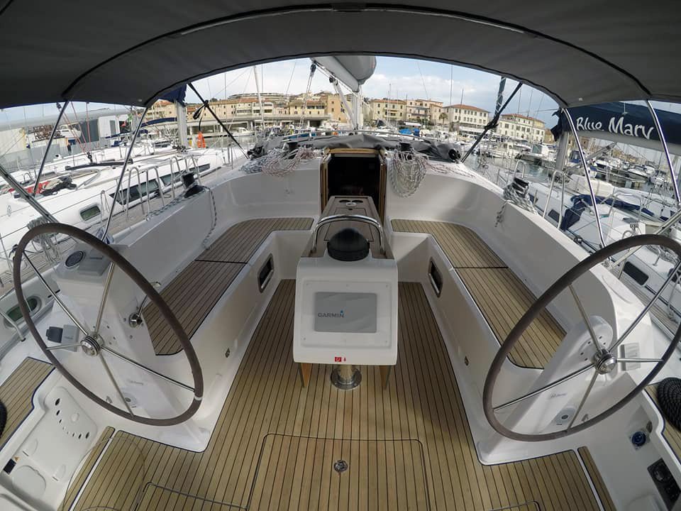 Discover Tuscany sailing on a yacht.