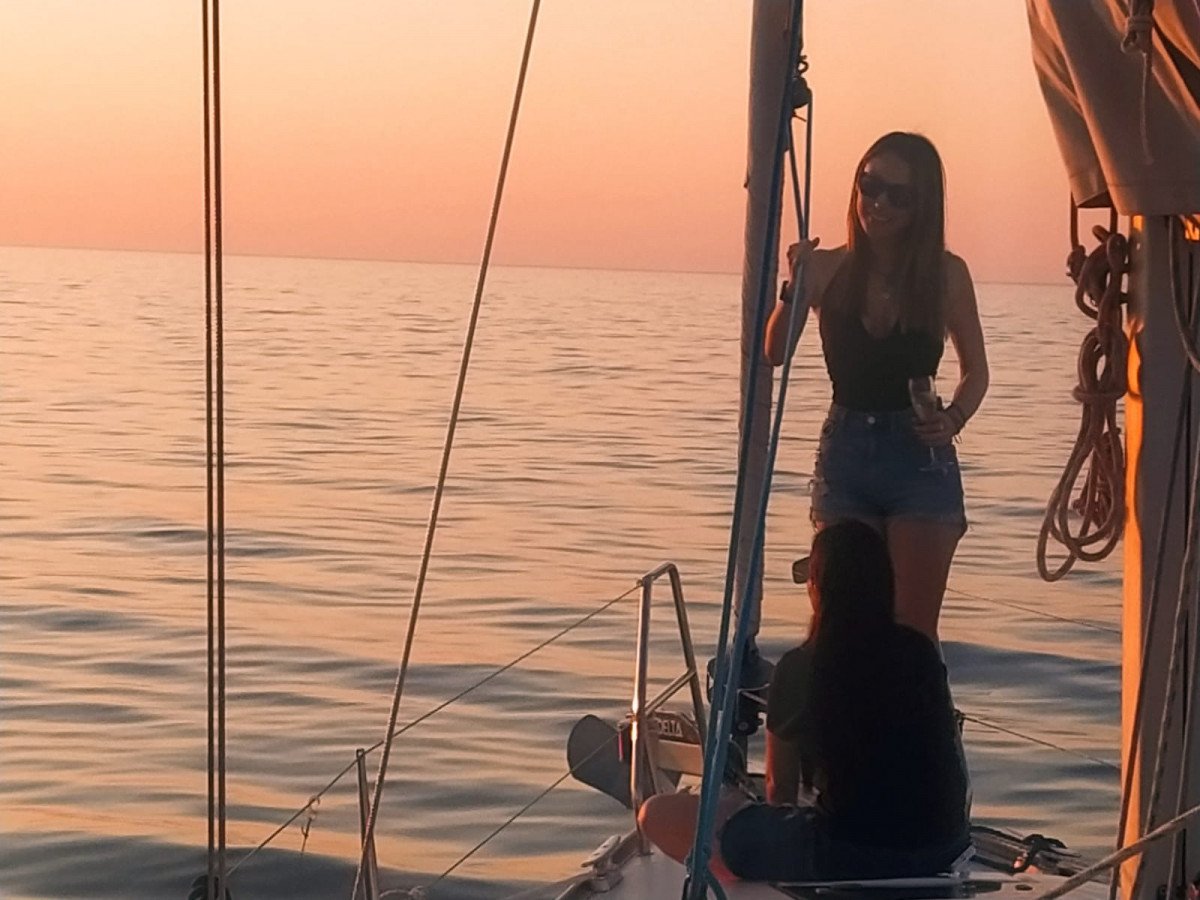 Entdecken Sie den Sonnenuntergang auf einem Segelboot in Ibiza mit Aperitif und Getränk