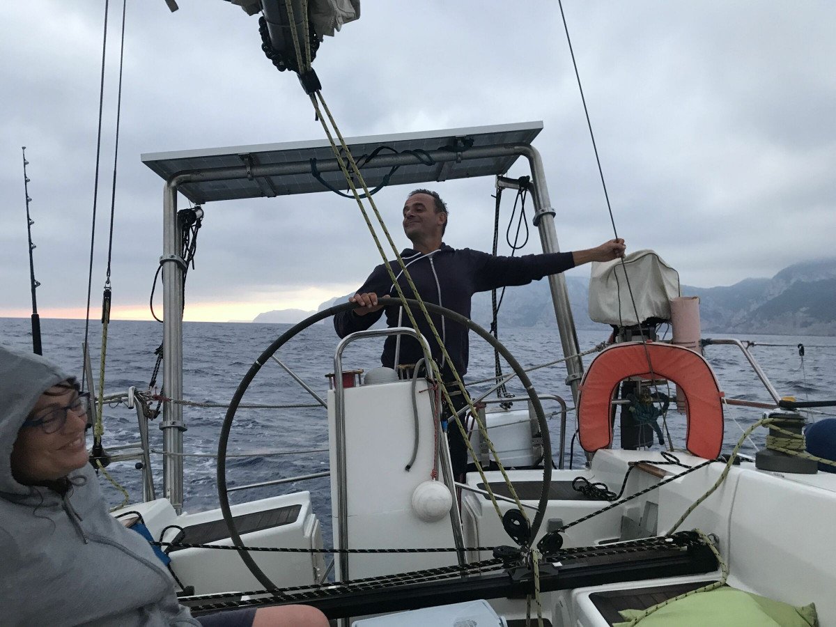 Explora paisajes espectaculares en un viaje en barco