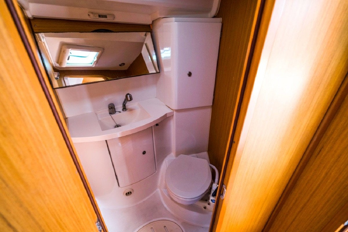 alquiler-velero-barcelona-jeanneau-sun-odyssey-42-i-12