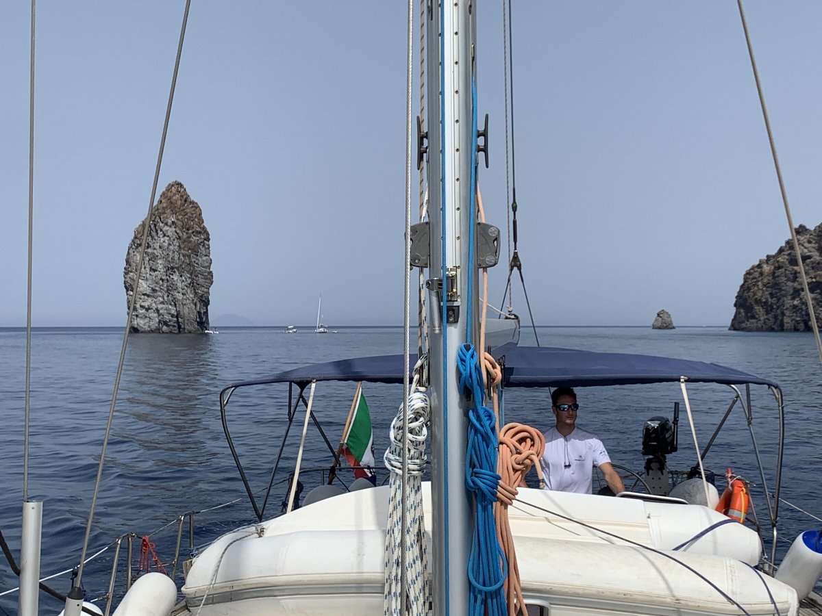 Esplora le Eolie dal mare e dalla terraferma