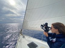 Aprender a manejar el timón durante las prácticas de Patrón de Yate y Capitán de Yate