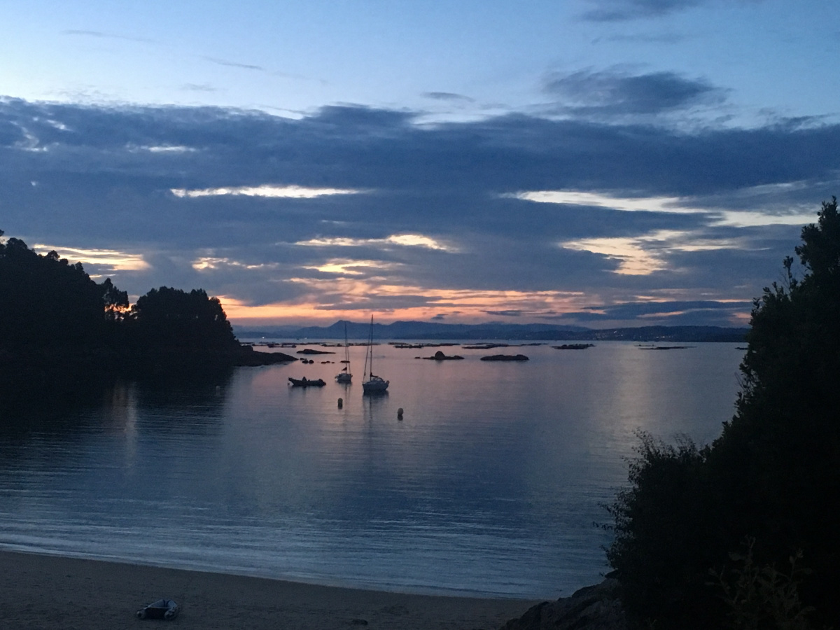Disfrutar de la vista del atardecer desde un barco en la Ría de Vigo