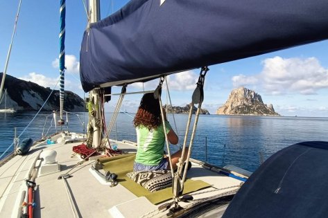 Puente de Mayo navegando por Ibiza desde Burriana