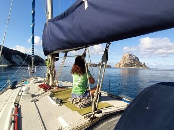 Puente de Mayo navegando por Ibiza desde Burriana
