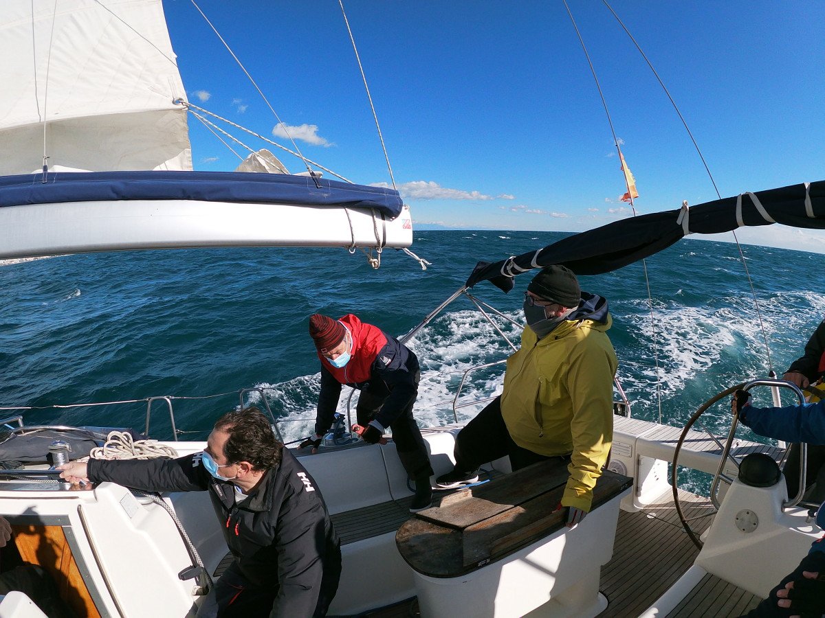 Conviértete en un navegante experto con nuestro curso de vela avanzado
