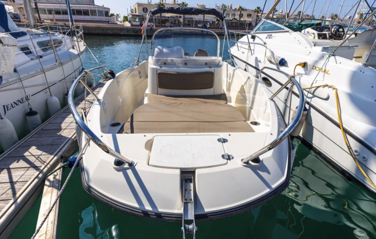 Erleben Sie die Schönheit des Mittelmeers mit einem Motorboot