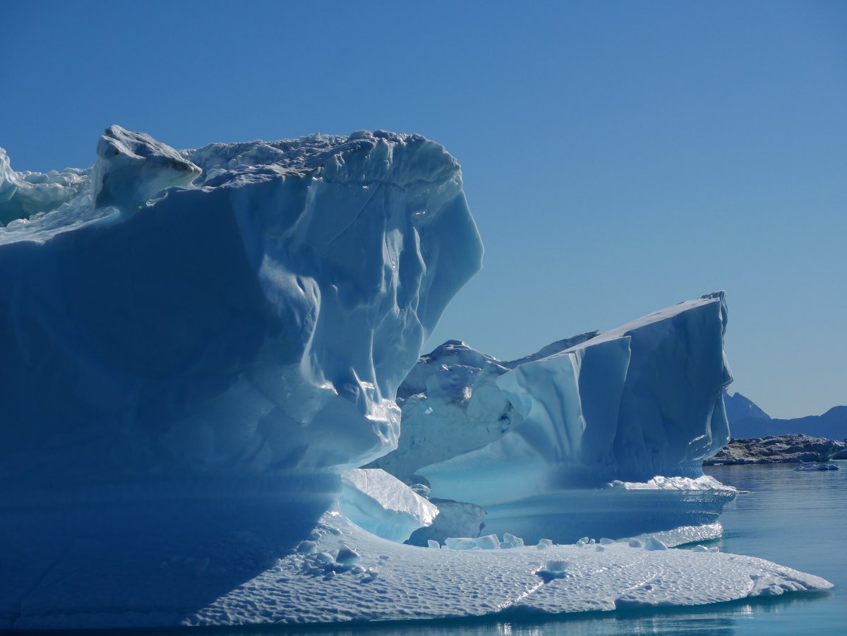 Barcos en el mar hacia la naturaleza de Groenlandia