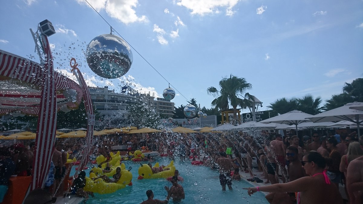 Catamaranes en Formentera, disfrutando de la vida nocturna.