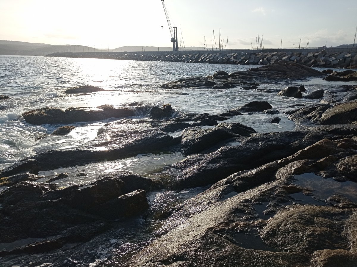 Naviga nelle acque cristalline della Costa Brava